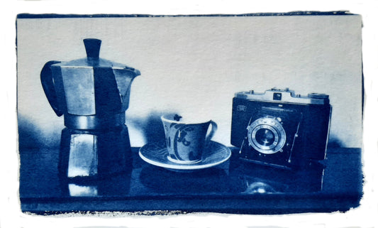 Nelle camere blu | Moka, tazzina e macchina fotografica - Laura di Fazio 